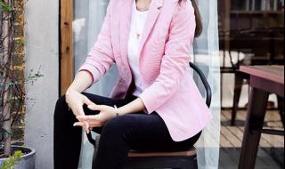 黑色小西装怎么搭配