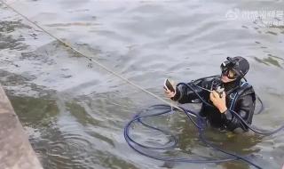 游客玩手机掉西湖
